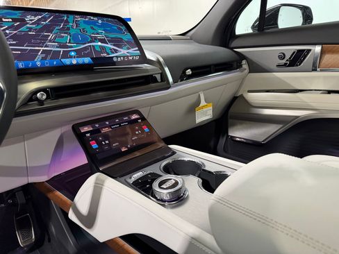 New 2026 Cadillac Vistiq Luxury AWD/4WD image 30