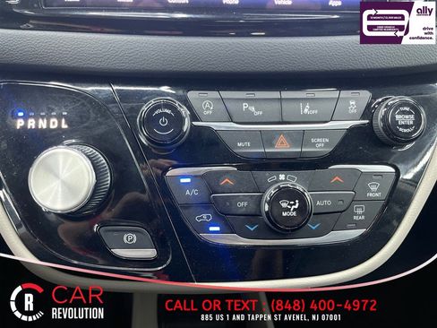 Used 2023 Chrysler Pacifica Touring-L FWD image 23