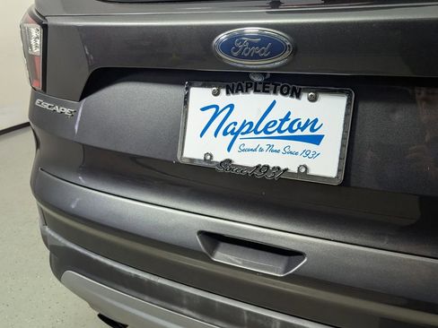 Used 2018 Ford Escape SE w/ SE Sync 3 Package AWD/4WD image 9