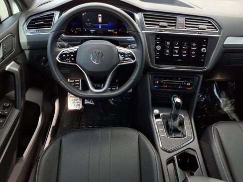 Certified 2022 Volkswagen Tiguan SE R-Line image 26
