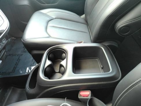 Used 2025 Chrysler Pacifica Select FWD image 46