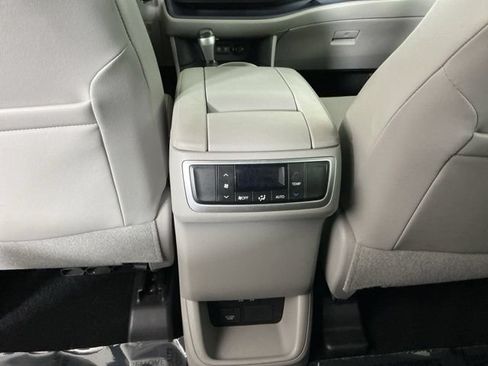 Used 2017 Toyota Highlander XLE AWD/4WD image 25