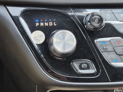 Used 2025 Chrysler Pacifica Select FWD image 25