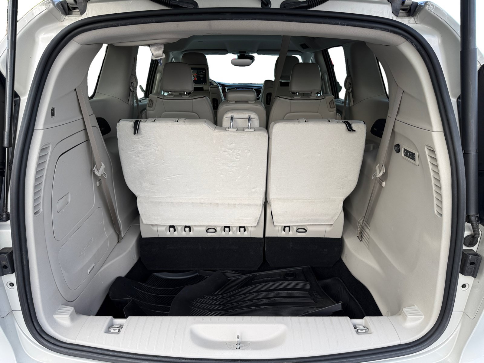 Used 2017 Chrysler Pacifica Limited FWD image 17