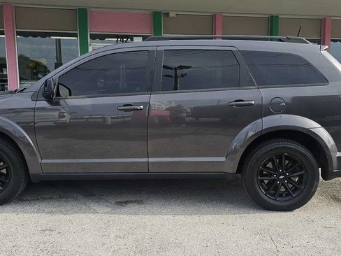 Used 2019 Dodge Journey SE w/ Blacktop Package FWD image 2
