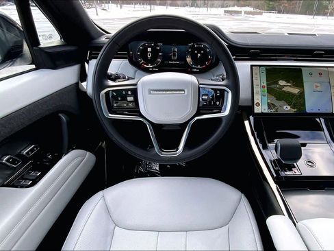 Used 2025 Land Rover Range Rover Sport SE image 5