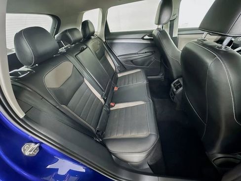 Used 2023 Volkswagen Taos SEL image 9