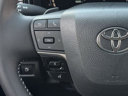 Used 2025 Toyota Camry SE image 14