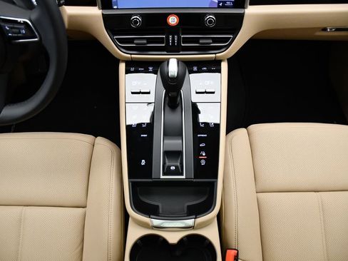 Used 2025 Porsche Macan image 27