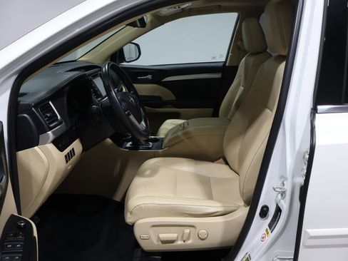 Used 2019 Toyota Highlander XLE image 10