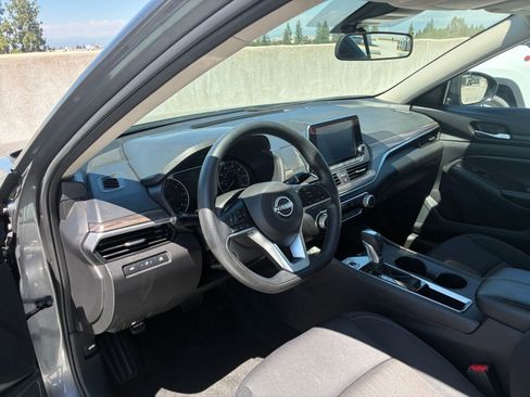 Used 2025 Nissan Altima 2.5 SV FWD image 34