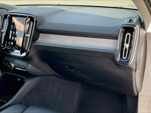 Used 2025 Volvo XC40 B5 Plus image 18