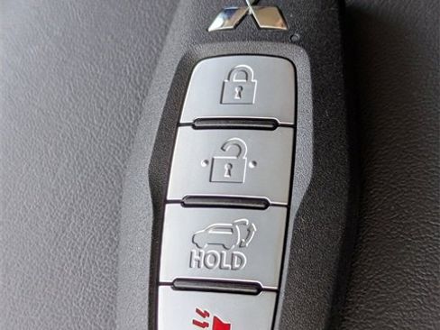 New 2025 Mitsubishi Outlander SE image 31