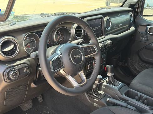 Used 2023 Jeep Gladiator Overland AWD/4WD image 17