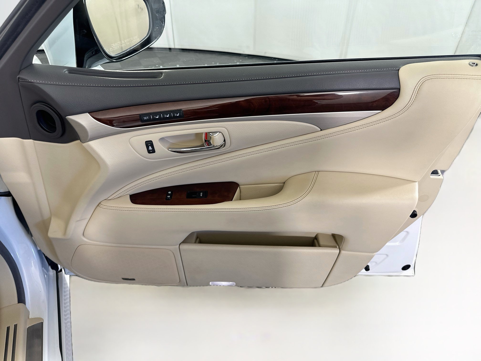 Used 2015 Lexus LS 460 w/ Comfort Package RWD image 34