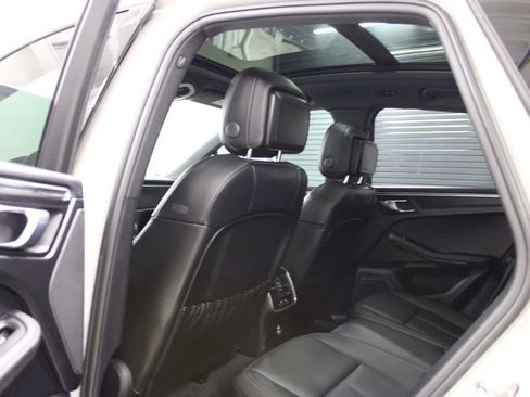 Certified 2025 Porsche Macan GTS image 33