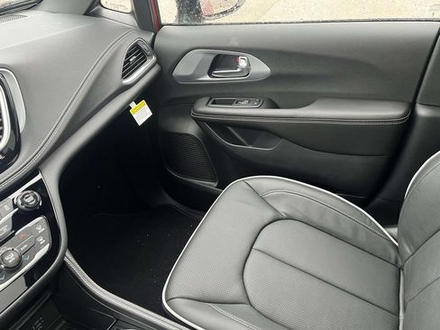 New 2026 Chrysler Pacifica Limited w/ S Appearance Package image 17