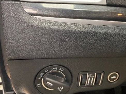 Used 2018 Chrysler 300 Touring L image 31