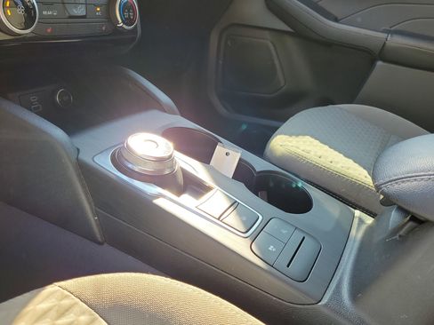 Used 2021 Ford Escape SE image 29