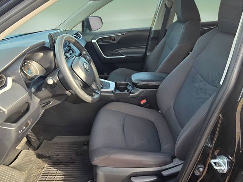 Used 2021 Toyota RAV4 LE image 11