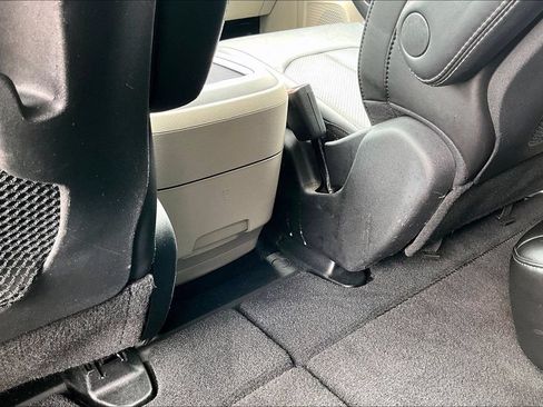 Used 2024 Chrysler Pacifica Touring-L FWD image 10