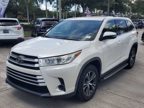Used 2019 Toyota Highlander LE FWD image 3