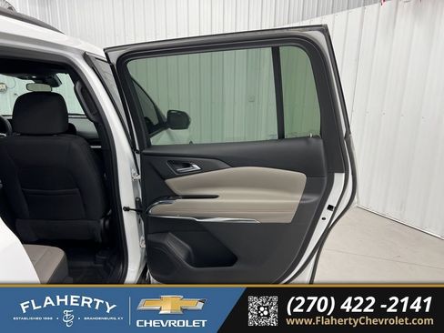 Used 2024 Chevrolet Traverse LT FWD image 12