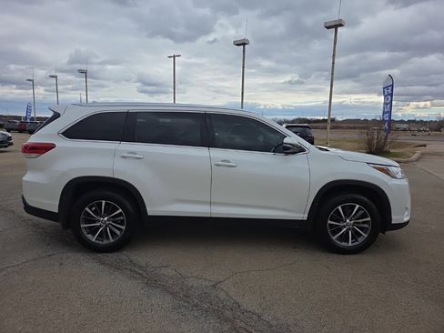 Used 2019 Toyota Highlander XLE image 4
