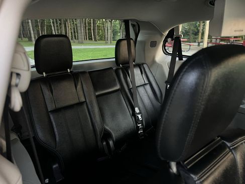 Used 2013 Chrysler Town & Country Touring FWD image 34