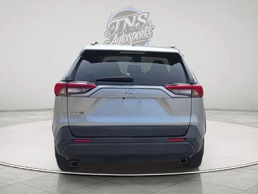 Used 2021 Toyota RAV4 XLE w/ Convenience Package FWD image 6