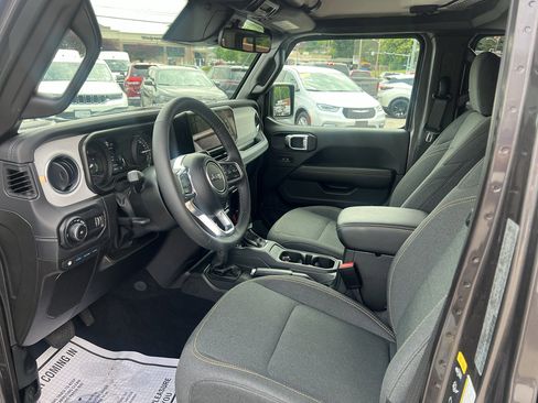 Used 2025 Jeep Wrangler Unlimited Sahara AWD/4WD image 32