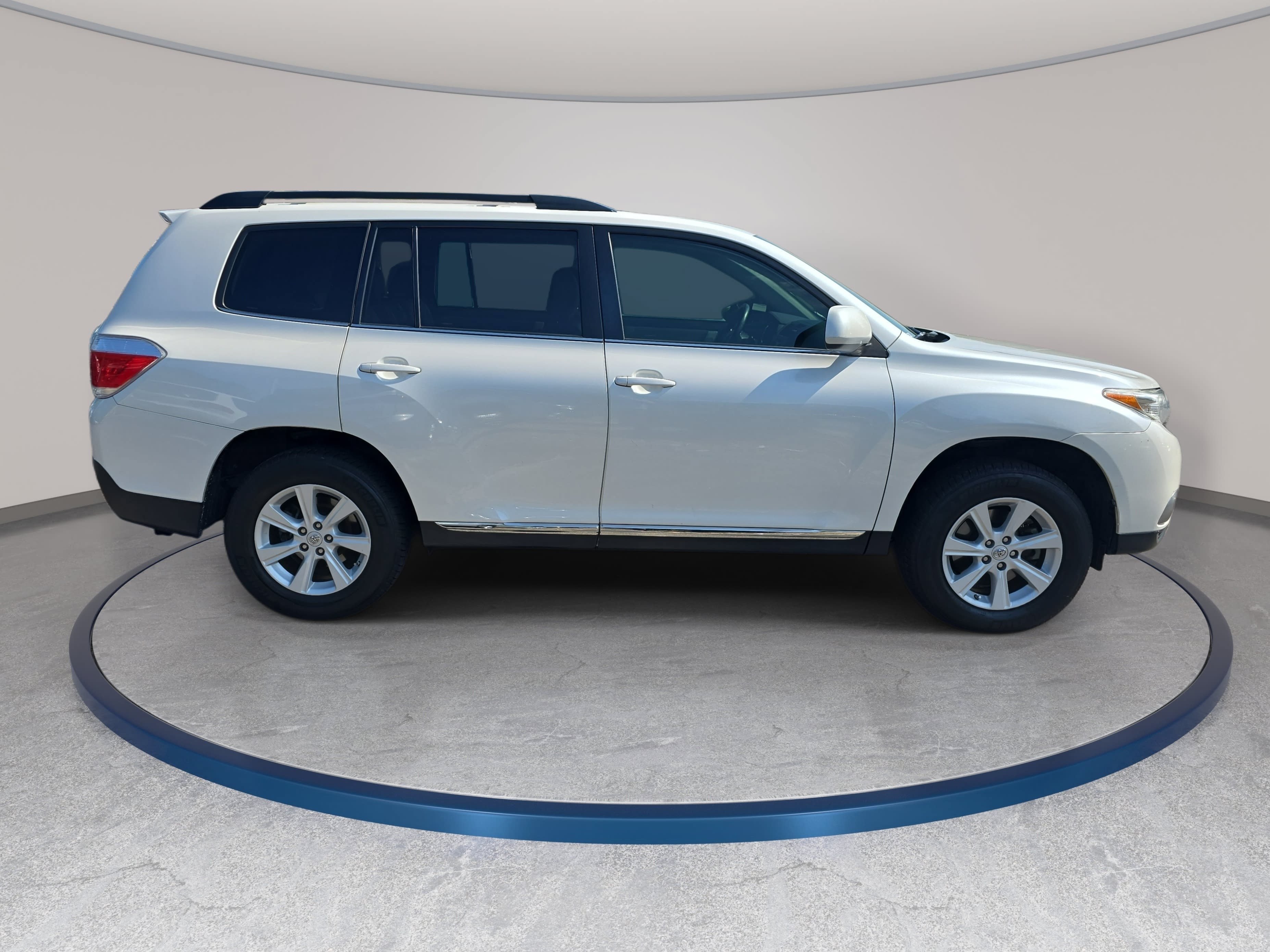 Used 2013 Toyota Highlander Plus FWD image 4