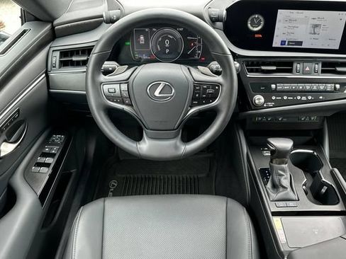Used 2025 Lexus ES 300h w/ Premium Package FWD image 17