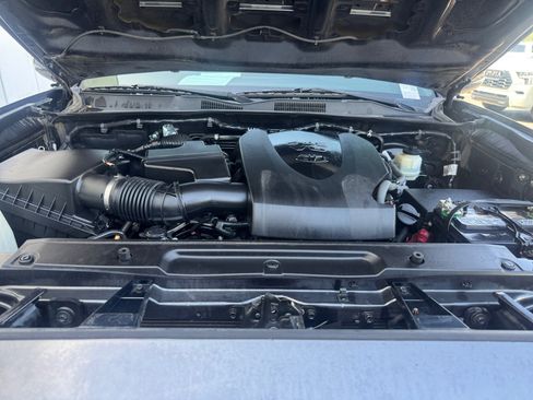 Used 2018 Toyota Tacoma TRD Sport AWD/4WD image 21
