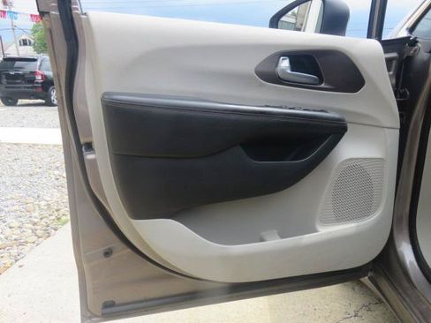 Used 2017 Chrysler Pacifica Touring FWD image 9