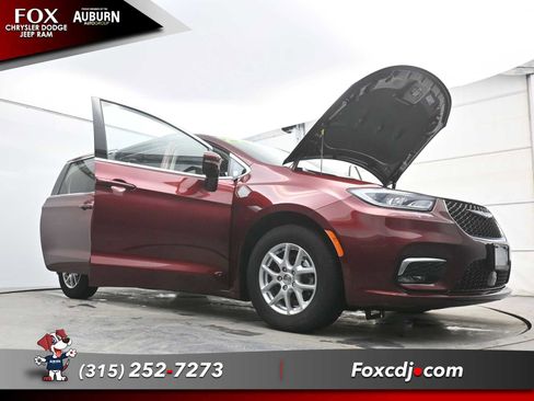 Used 2022 Chrysler Pacifica Touring-L image 32