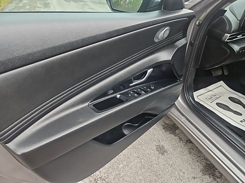 Used 2023 Hyundai Elantra SEL w/ Convenience Package image 9