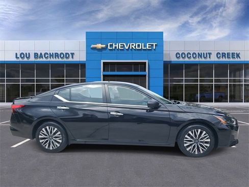 Used 2024 Nissan Altima 2.5 SV image 2