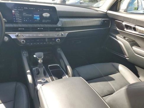 Used 2025 Kia Telluride EX image 17