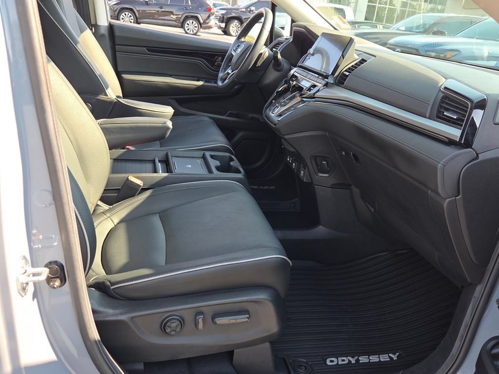 Used 2025 Honda Odyssey Touring image 16