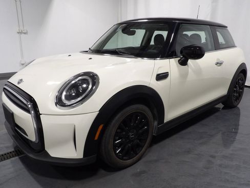 Used 2022 MINI Cooper 2-Door Hardtop image 3