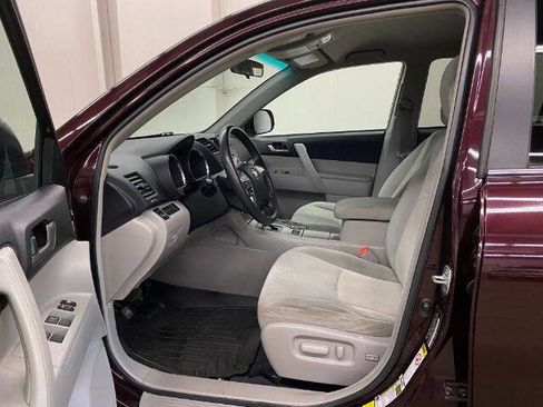 Used 2012 Toyota Highlander FWD w/ Tech Pkg image 10