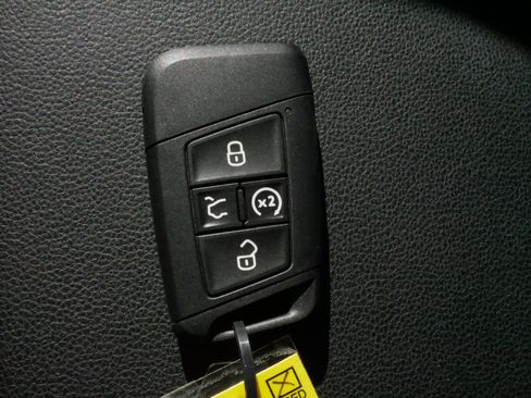 Certified 2025 Volkswagen Jetta SE w/ Sunroof Package image 31