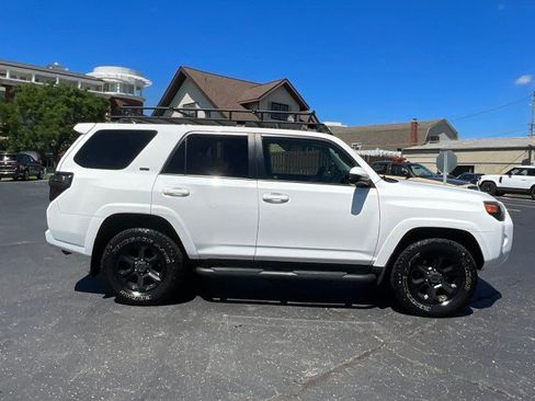 Used 2020 Toyota 4Runner SR5 AWD/4WD image 8