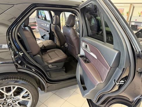 Used 2025 Ford Explorer Platinum w/ Ultimate Package AWD/4WD image 35