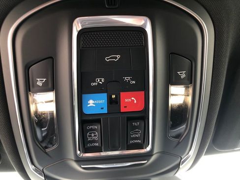 New 2025 Jeep Grand Cherokee Altitude image 21