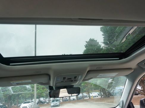 Used 2024 Toyota Highlander Limited FWD image 14