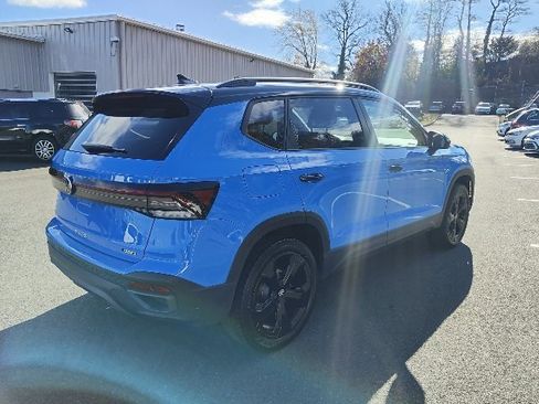 Certified 2025 Volkswagen Taos SE image 9