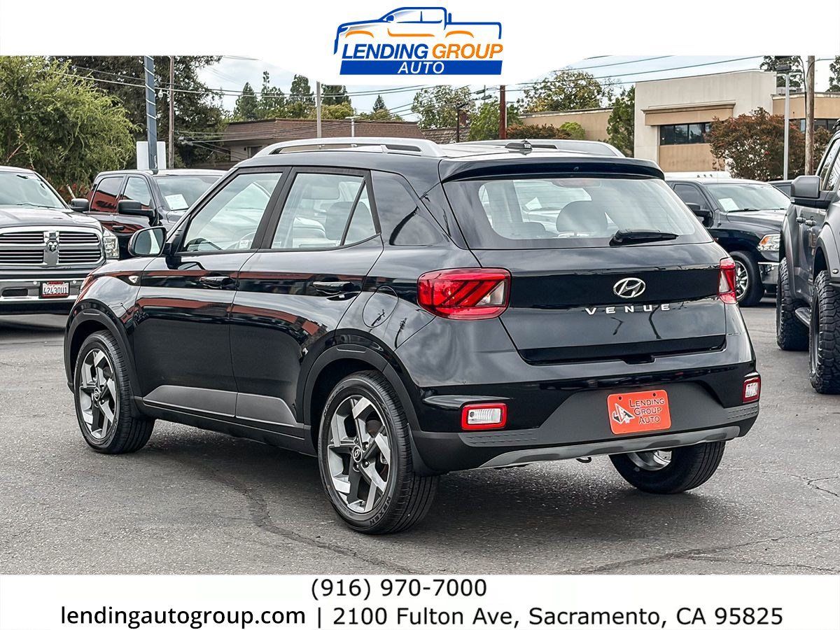 Used 2023 Hyundai Venue SEL FWD image 2