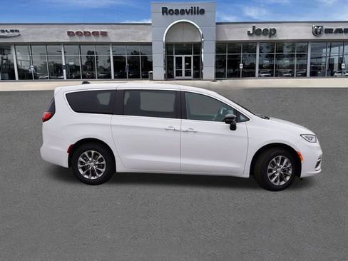 New 2026 Chrysler Pacifica Select image 2